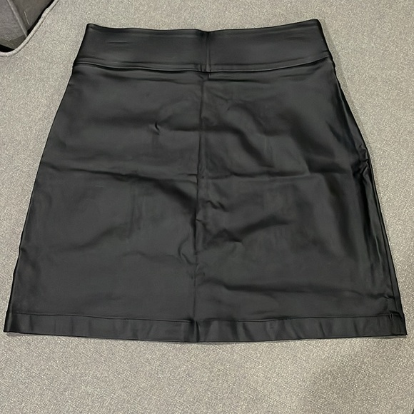 MAURICES Black Coated Faux Leather Mini Skirt Size 6 - Picture 7 of 12